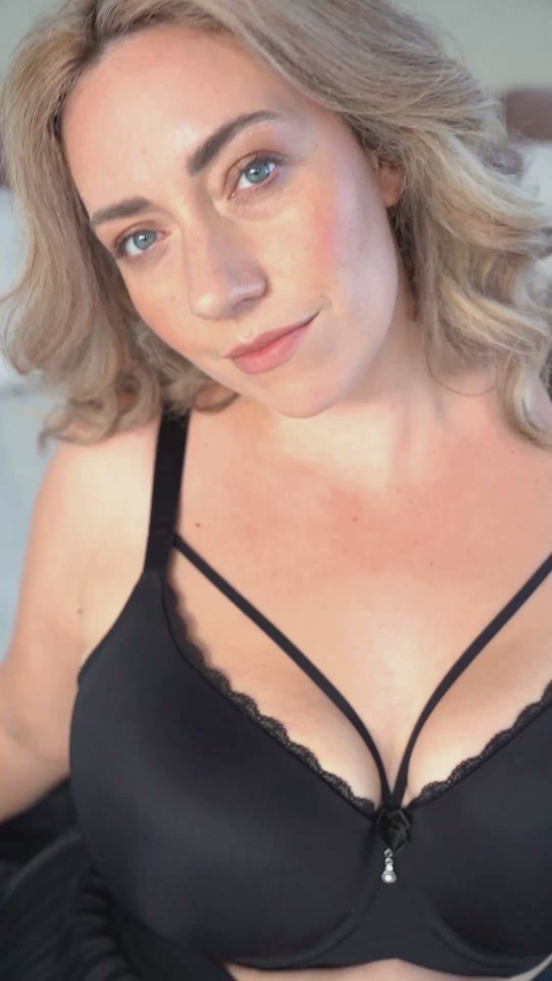 Produktvorstellung durch Models vom Produkt BH "Pure" in der Farbe Black.