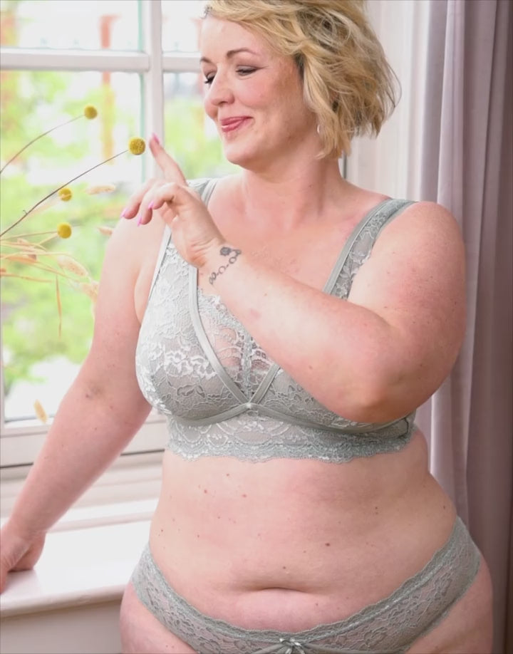 Produktvorstellung des Bralettes "Eliana Satin" in den Farben sagegrey und black.